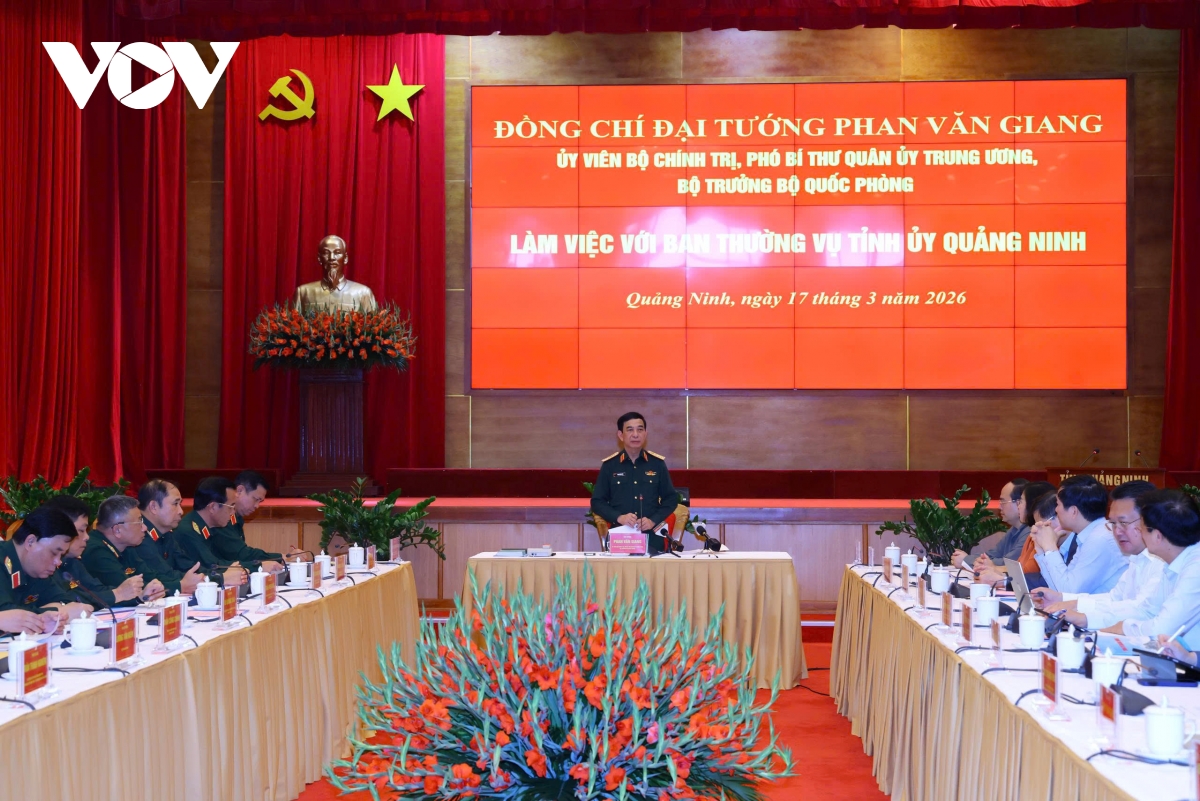 Dai tuong phan van giang lam viec voi ban thuong vu tinh uy quang ninh hinh anh 1