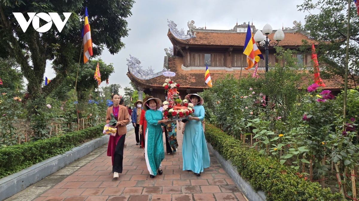 ron rang le hoi chua quynh lam giua dat thieng binh khe, quang ninh hinh anh 12