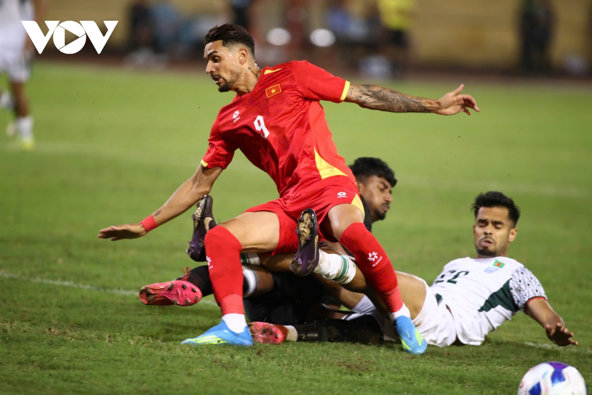 hoang hen gay bao sau tran Dt viet nam thang 3-0 Dt bangladesh hinh anh 1