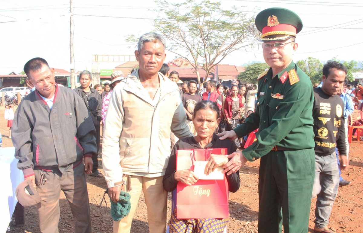 kham benh, tang qua nhan dan campuchia dip tet co truyen chol chnam thmey hinh anh 3