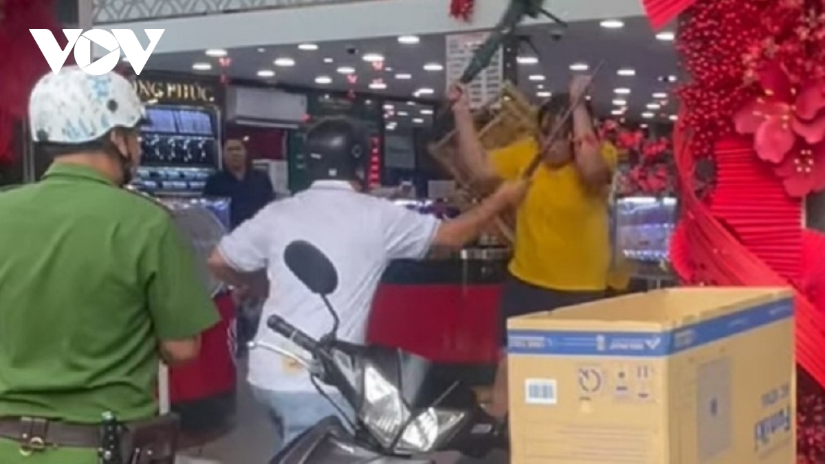 Công an khống chế đối tượng vào tiệm vàng “quậy” ở Đồng Tháp