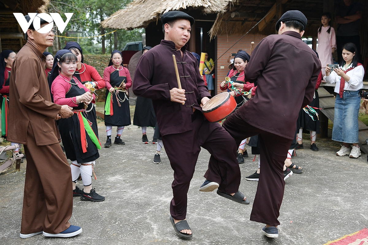 trai nghiem le hoi xuong Dong cua nguoi cao lan trong sac xuan giua long ha noi hinh anh 8