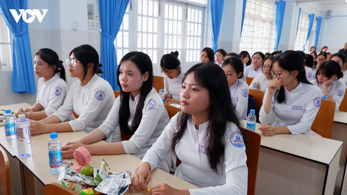 nu thanh nien tp.hcm, tu bo ngo den trach nhiem voi la phieu dau doi hinh anh 3