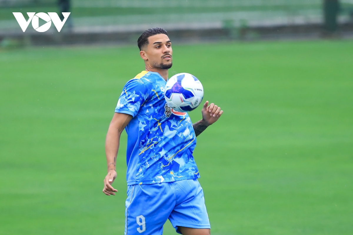 Hoàn cảnh trái ngược của Hoàng Hên và Xuân Son trong ngày hội quân ĐT Việt Nam