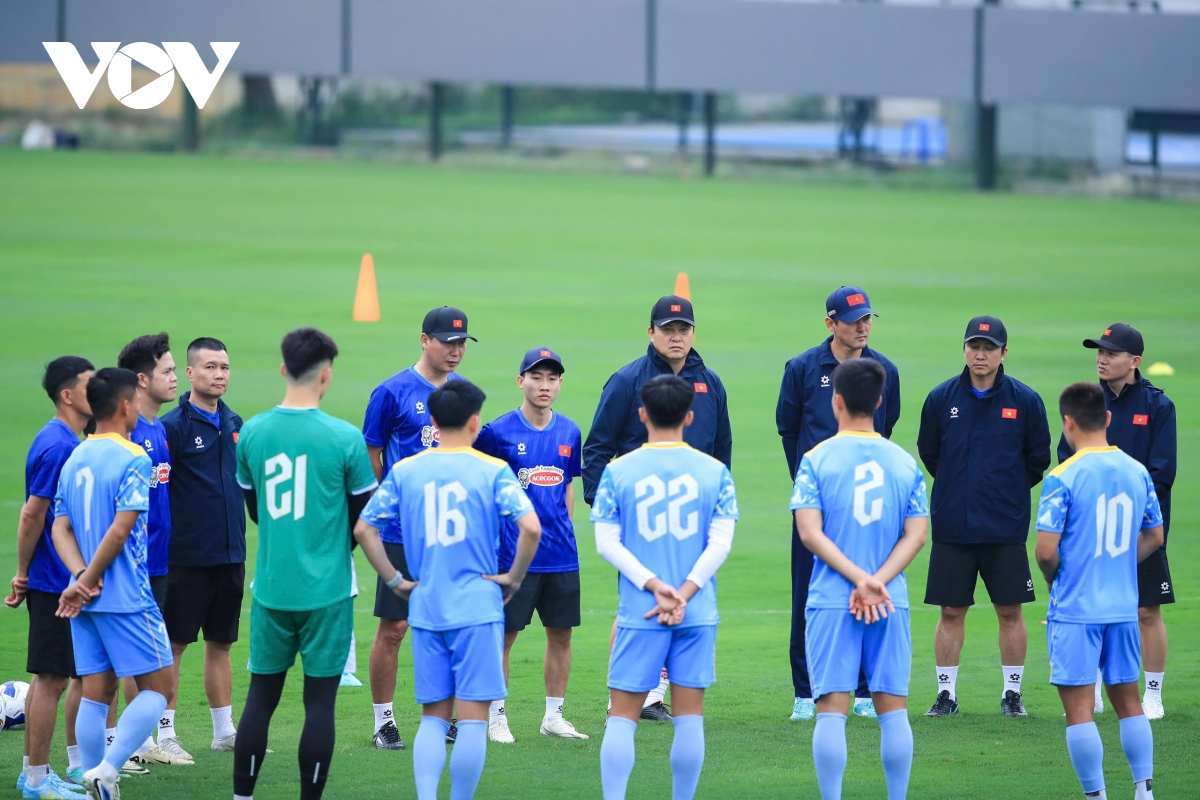 hoan canh trai nguoc cua hoang hen va xuan son trong ngay hoi quan Dt viet nam hinh anh 1