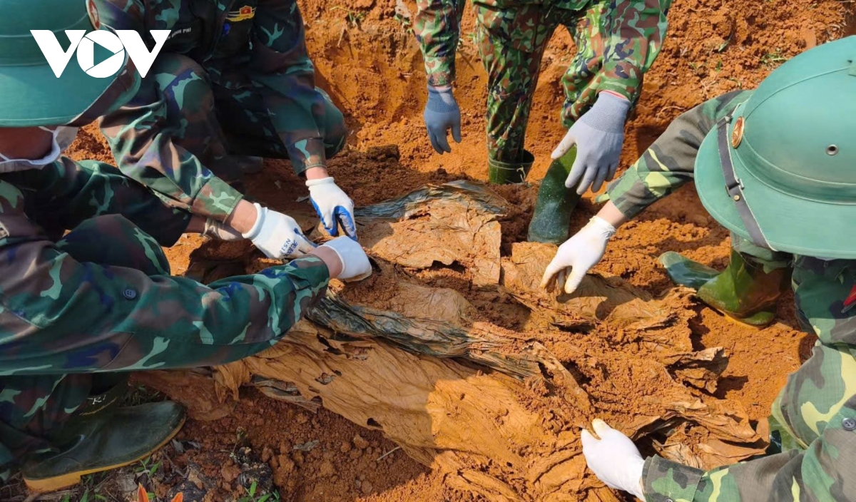 phat hien nhieu hai cot liet si tai vung nui huong lap, quang tri hinh anh 1