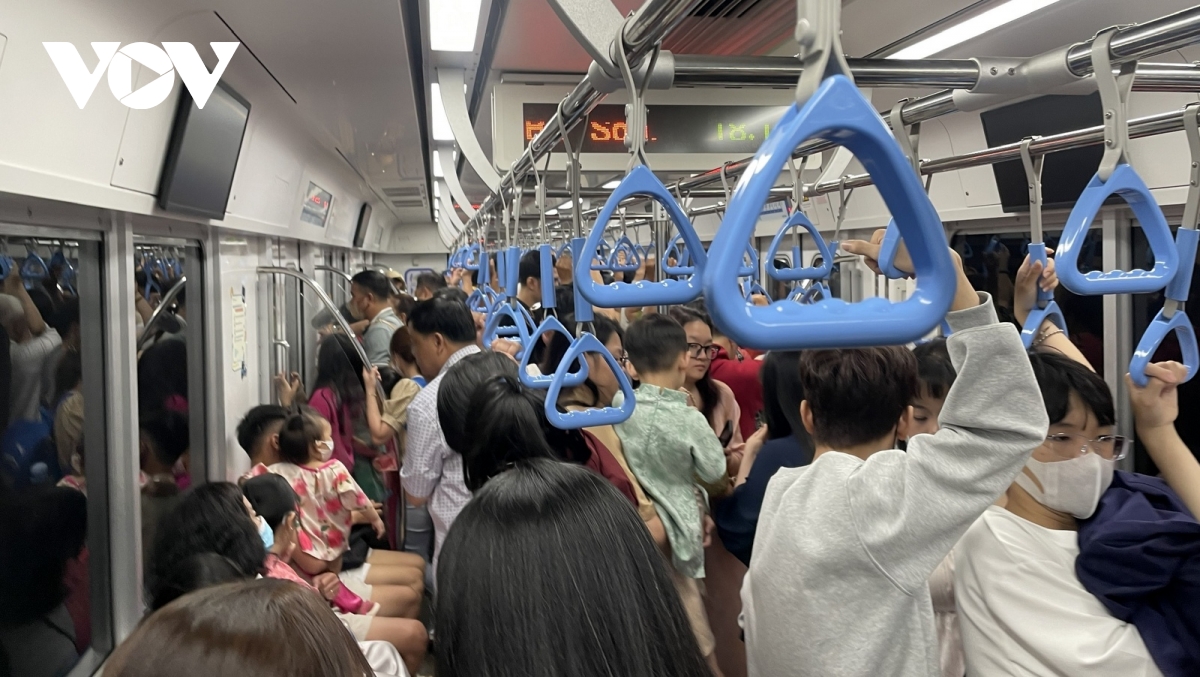 luong hanh khach di metro, xe buyt tai tp.hcm tang 35 sau tet hinh anh 1