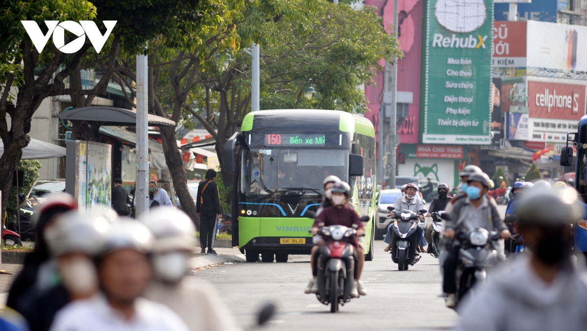 Lượng hành khách đi metro, xe buýt tại TP.HCM tăng 35% sau Tết