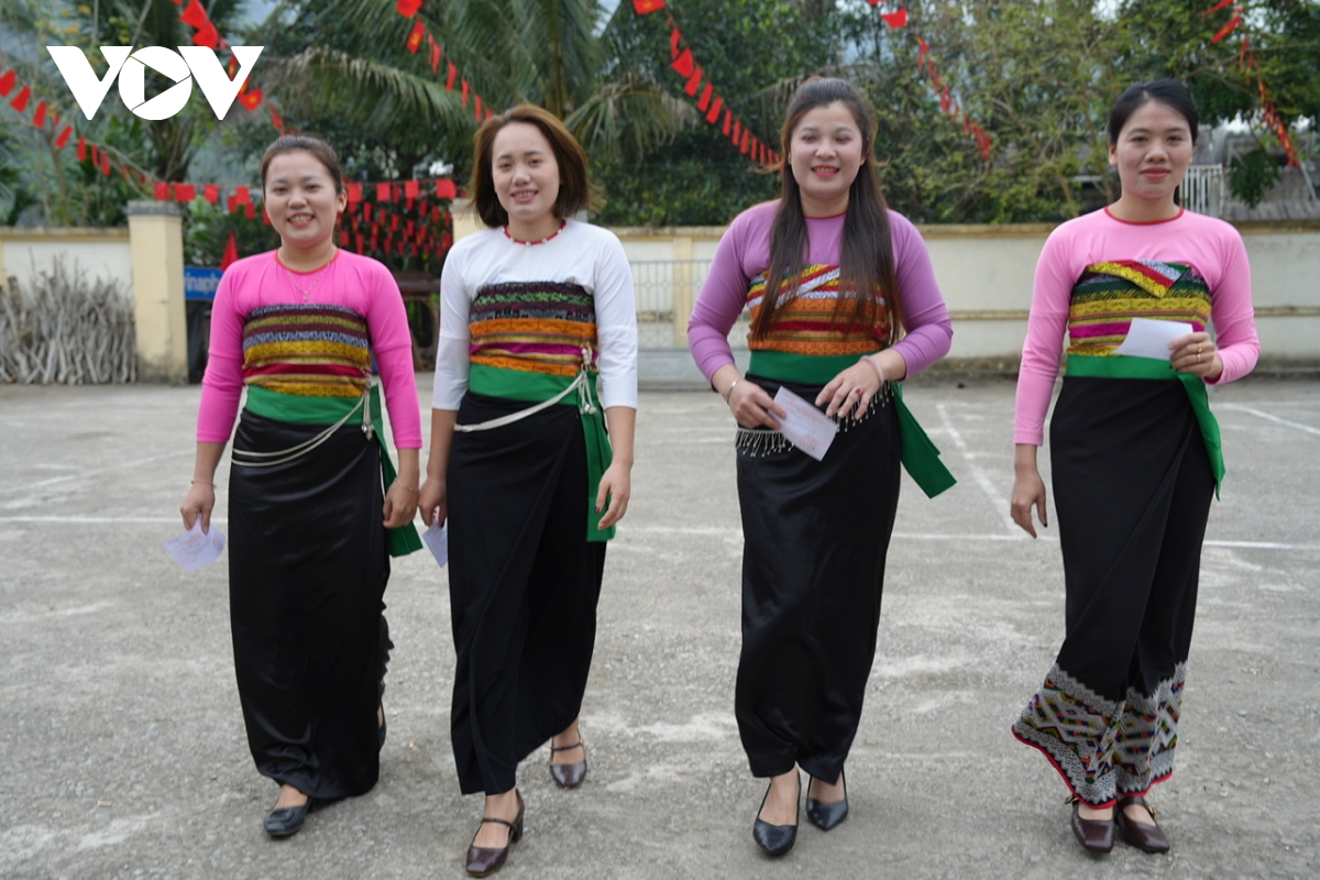 ruc ro sac mau bau cu vung bien thanh hoa cu tri gui tron niem tin vao la phieu hinh anh 2