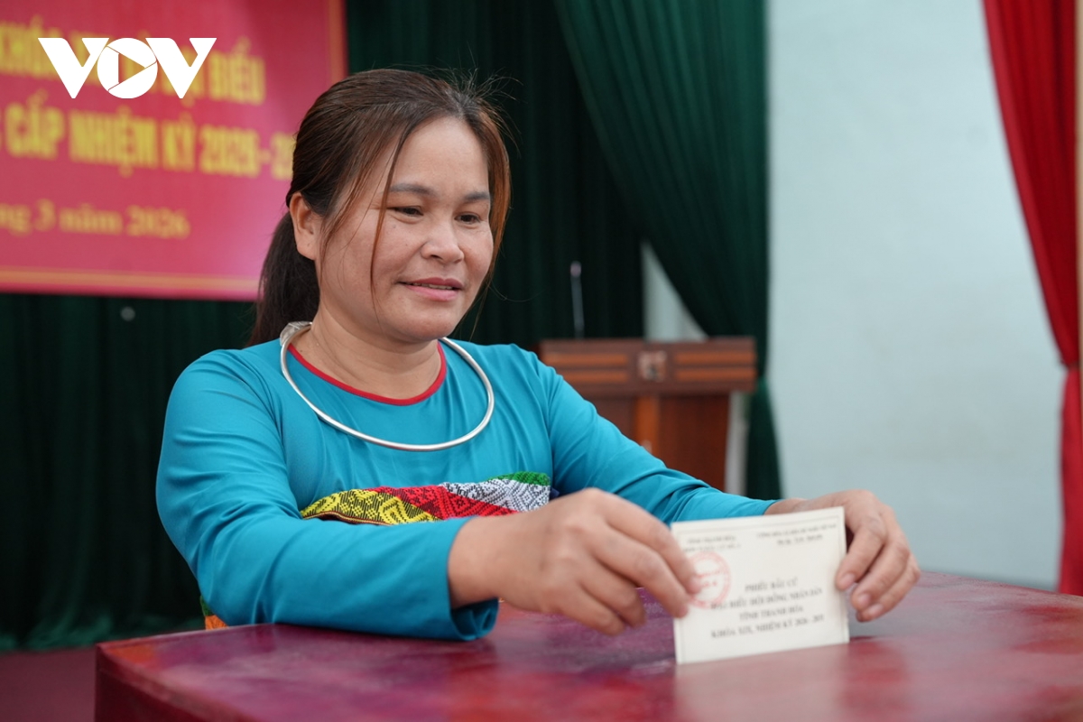 ruc ro sac mau bau cu vung bien thanh hoa cu tri gui tron niem tin vao la phieu hinh anh 4