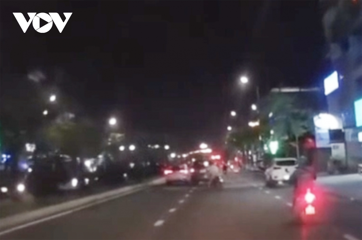 Da nang truy xet lai xe o to gay tai nan roi roi khoi hien truong hinh anh 1