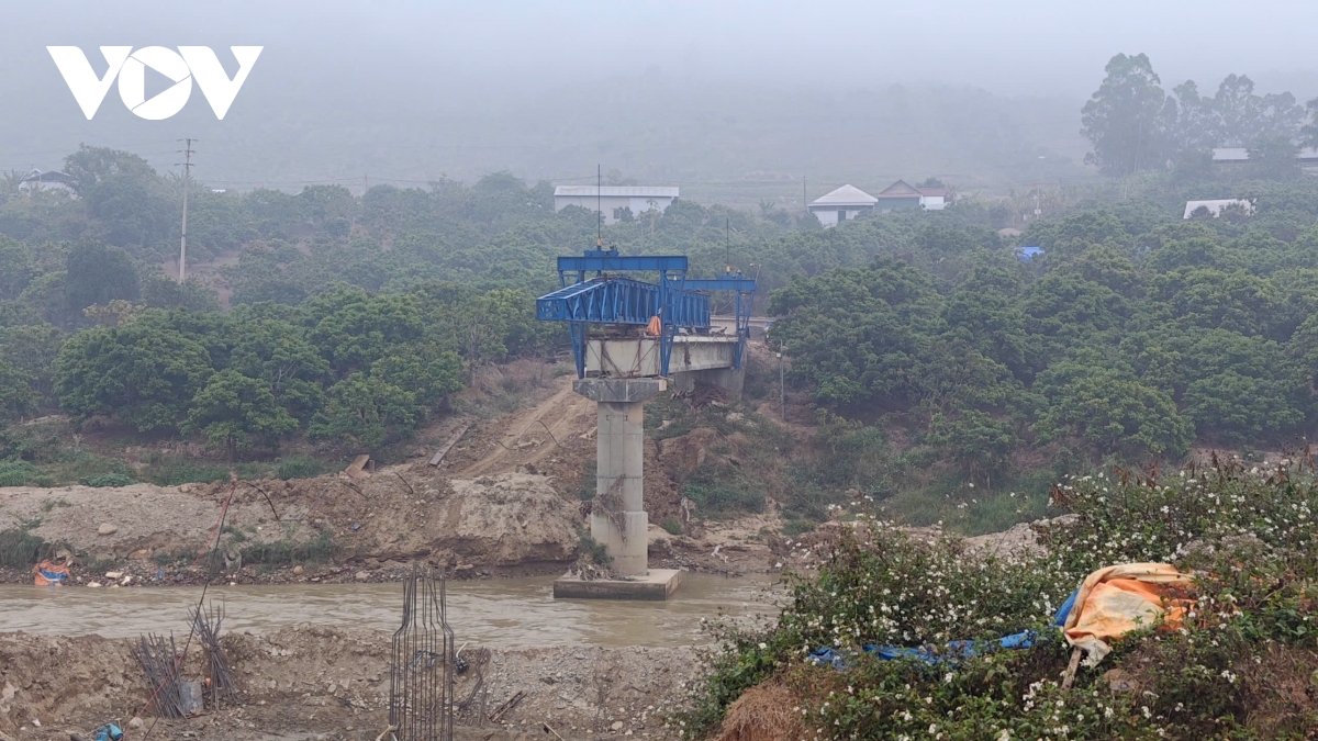 cham tien do thi cong cau lam anh huong hang nghin nguoi dan o song ma hinh anh 1