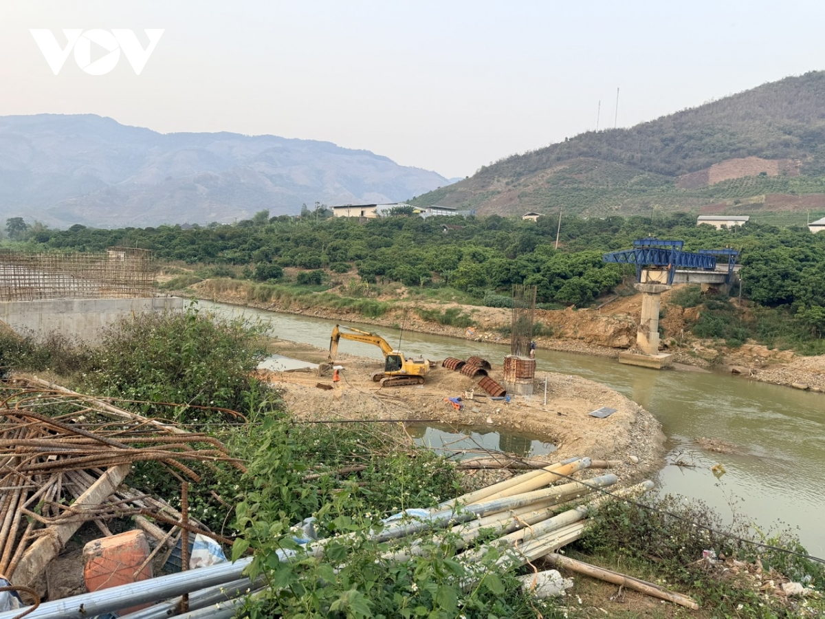 cham tien do thi cong cau lam anh huong hang nghin nguoi dan o song ma hinh anh 2