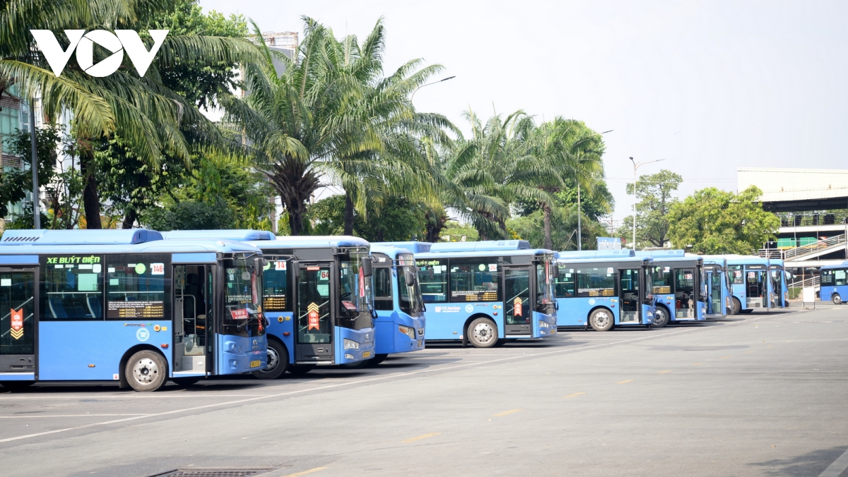 luong hanh khach di metro, xe buyt tai tp.hcm tang 35 sau tet hinh anh 2