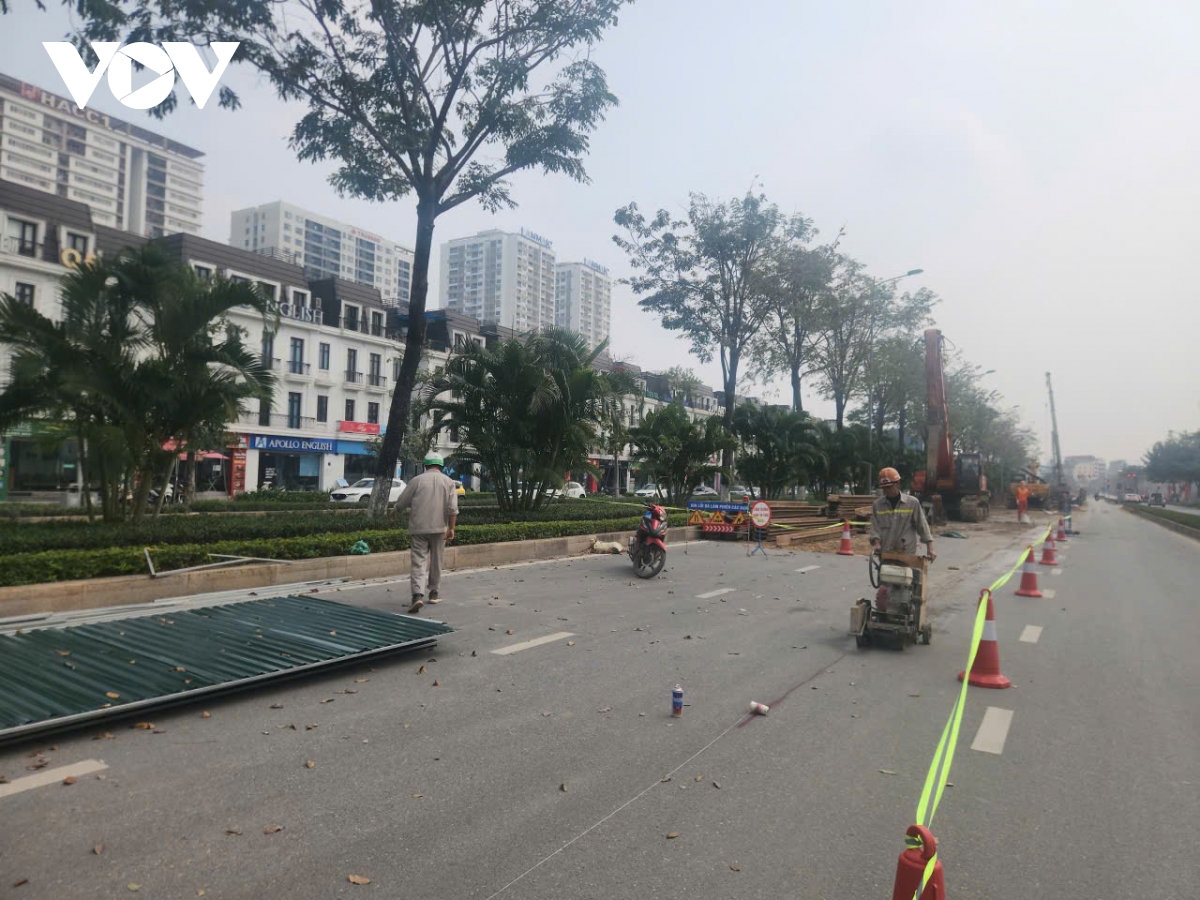 ha noi rao chan hang loat tuyen pho, nguoi dan can luu y lo trinh di chuyen hinh anh 3