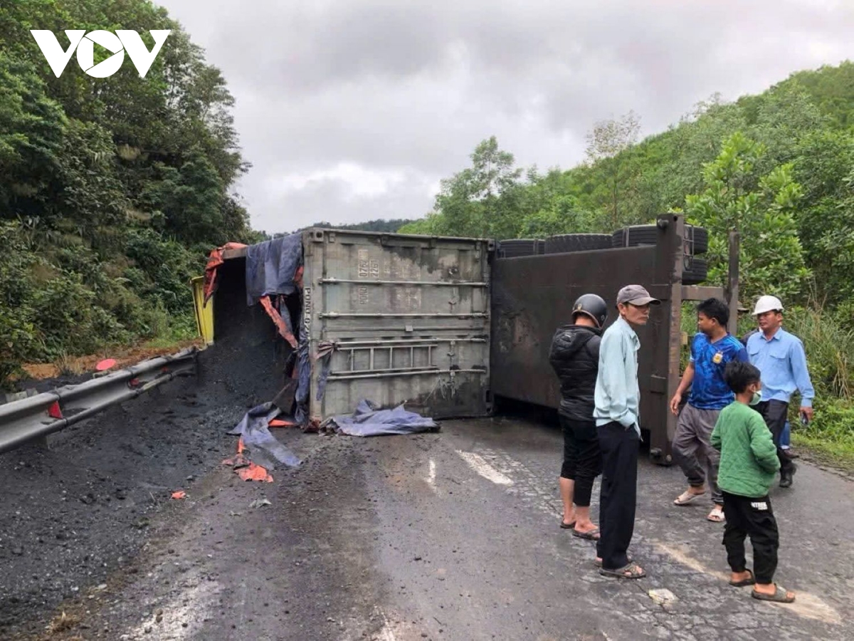 xe cho than gay bat an cho nguoi di duong tren quoc lo 49 o hue hinh anh 2