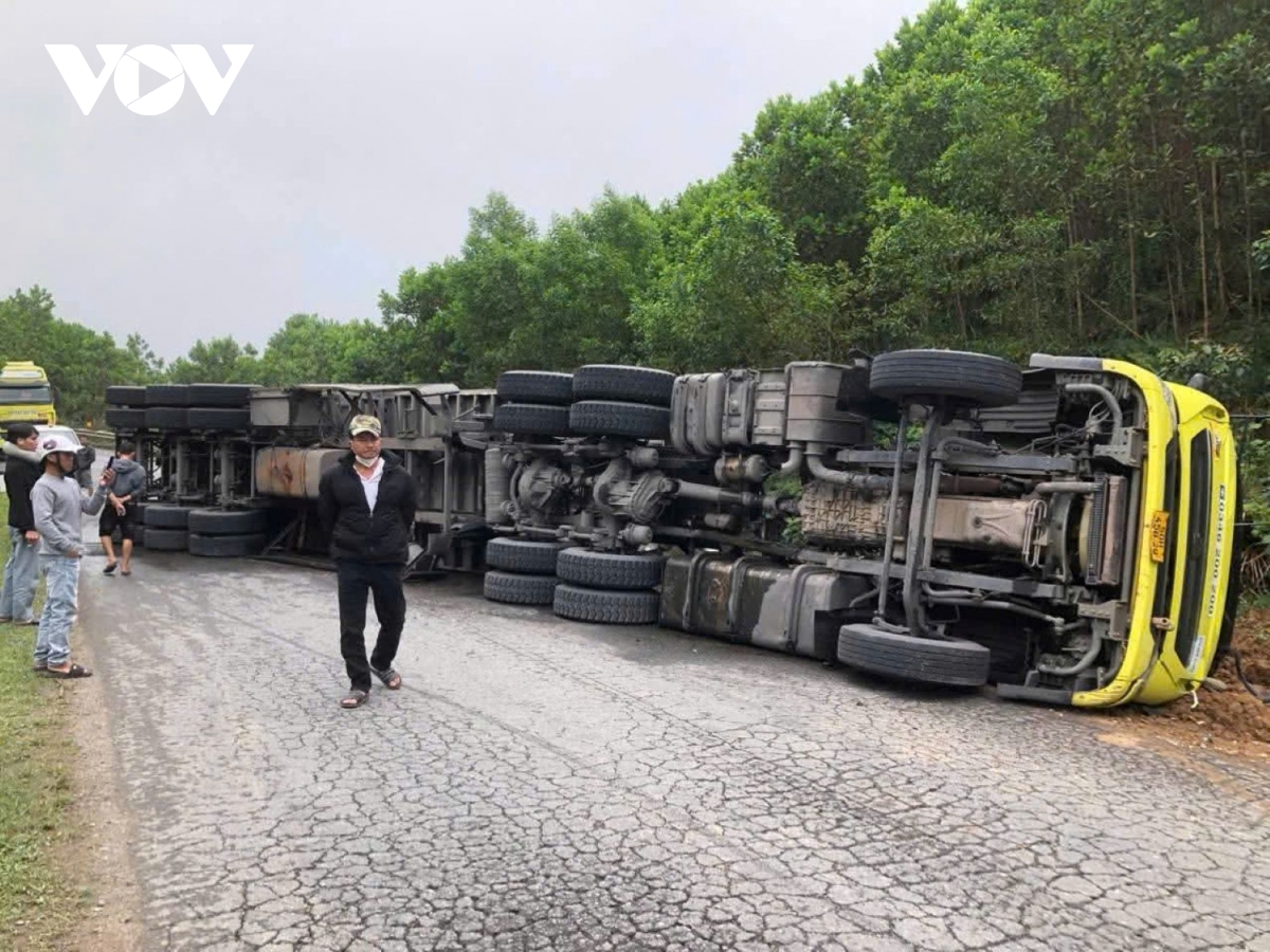 xe cho than gay bat an cho nguoi di duong tren quoc lo 49 o hue hinh anh 3