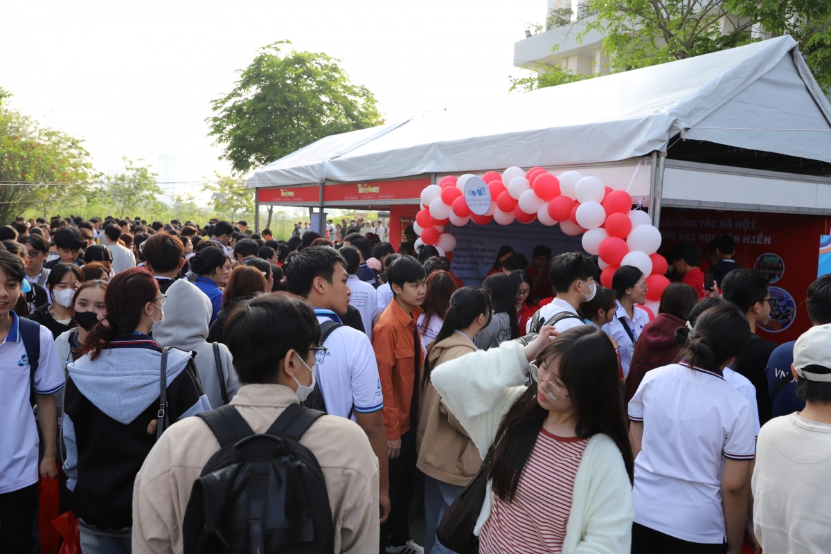 chu nhat Do 2026 thu hut dong dao sinh vien tp.hcm tinh nguyen hien mau hinh anh 2