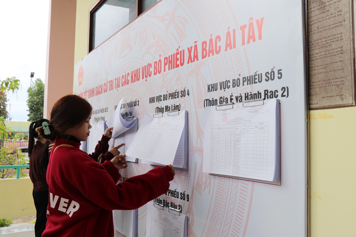 Dua ngay hoi bau cu den tung nha o vung dong bao dan toc thieu so khanh hoa hinh anh 1