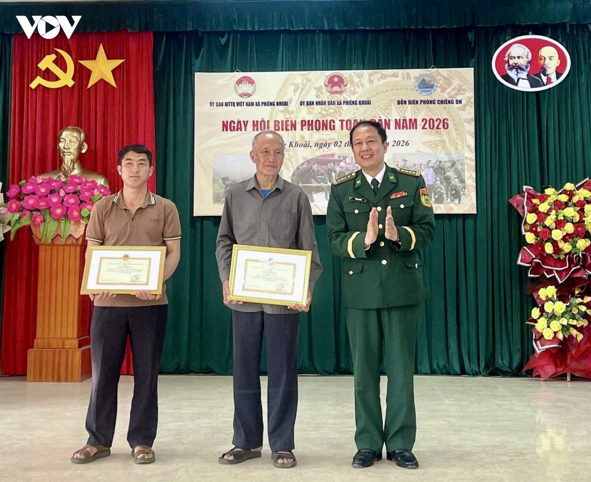tung bung ngay hoi bien phong toan dan o xa phieng khoai, son la hinh anh 2