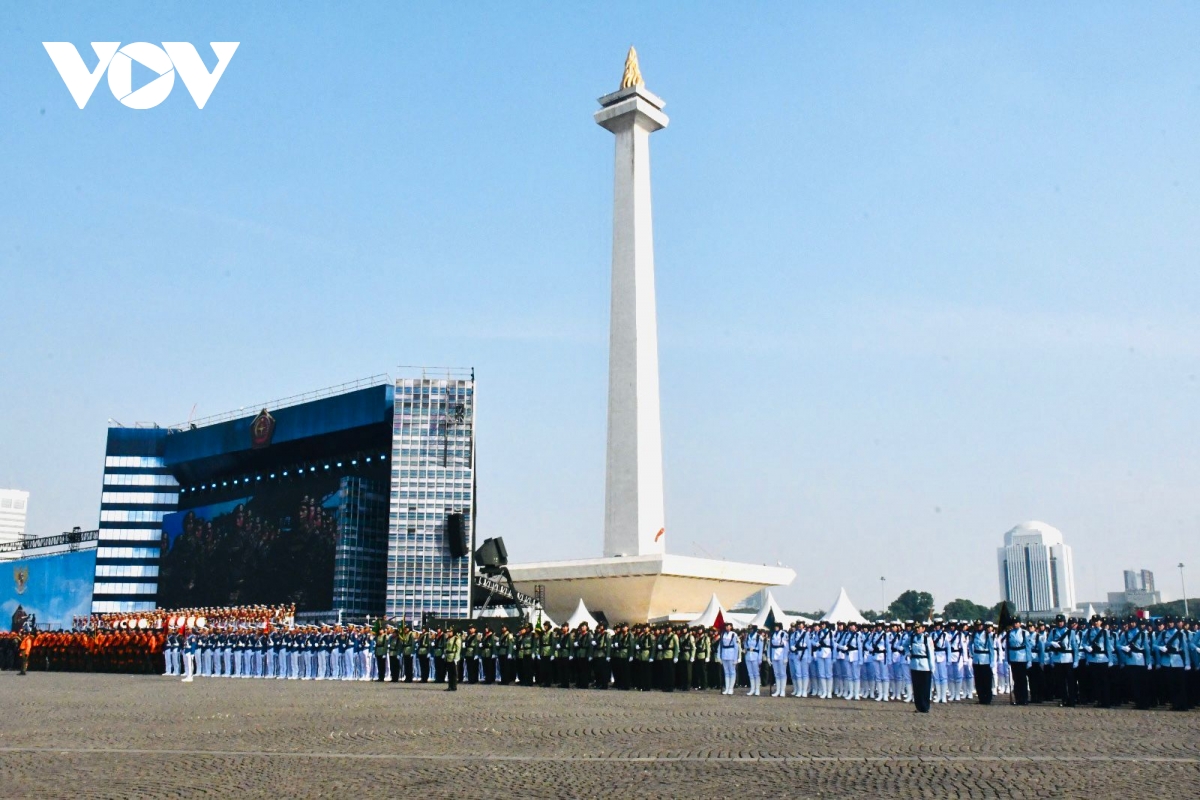 133.000 binh sĩ từ ba quân chủng Quân đội Indonesia tham dự Lễ kỷ niệm 80 năm thành lập, tại Đài tưởng niệm Monas, Jakarta