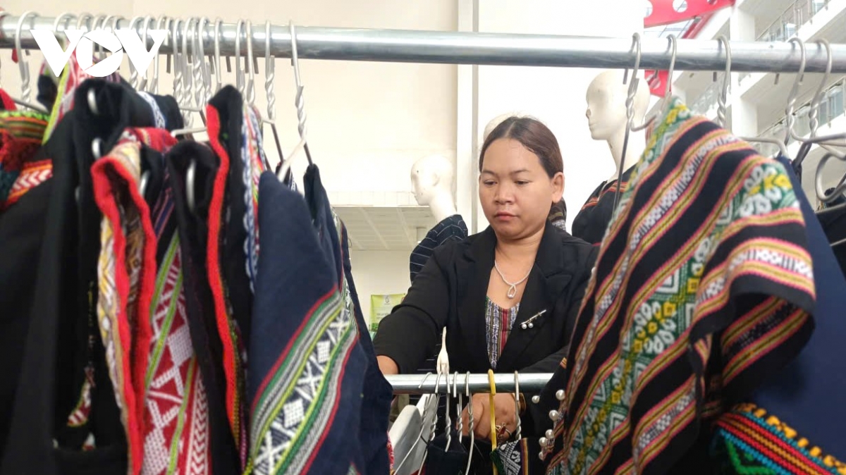 Ka Thuân Minz dệt giấc mơ thời trang từ thổ cẩm