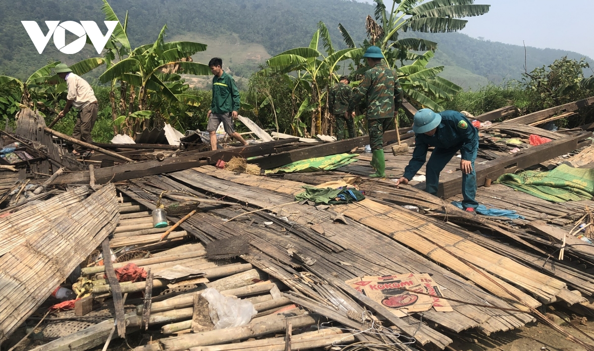 huy dong hang nghin can bo, chien sy, dan quan sua nha giup nhan dan sau dong loc hinh anh 1