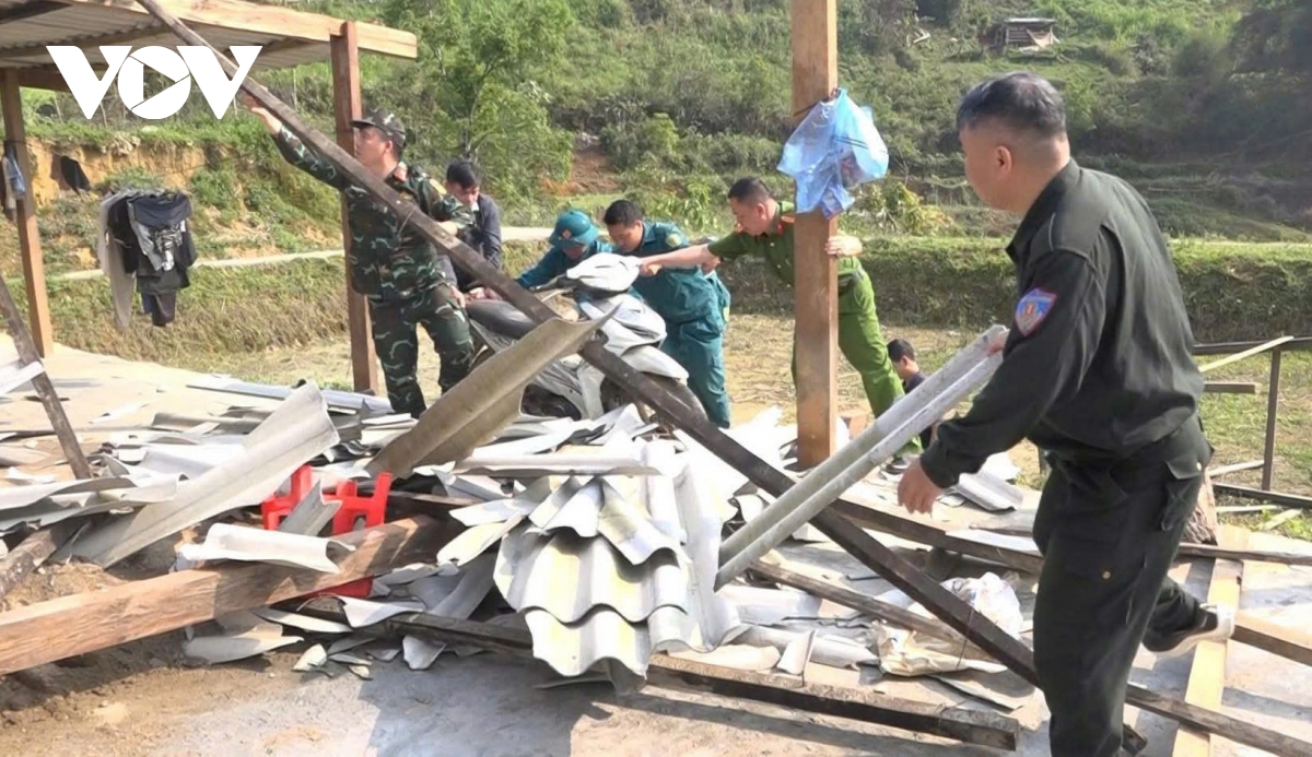 huy dong hang nghin can bo, chien sy, dan quan sua nha giup nhan dan sau dong loc hinh anh 10