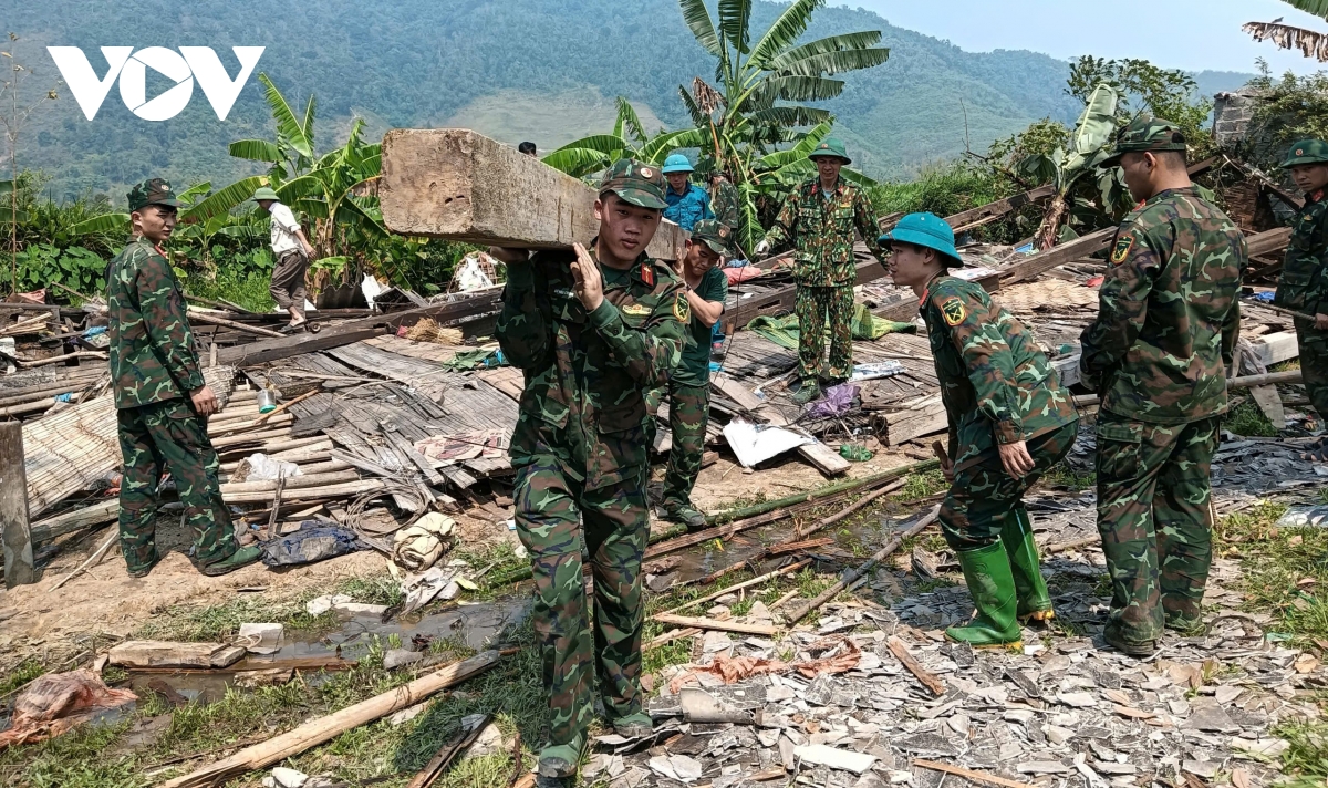 huy dong hang nghin can bo, chien sy, dan quan sua nha giup nhan dan sau dong loc hinh anh 2