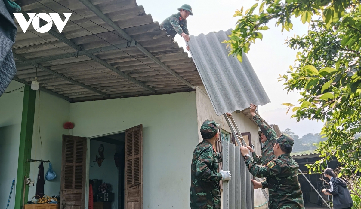 huy dong hang nghin can bo, chien sy, dan quan sua nha giup nhan dan sau dong loc hinh anh 3