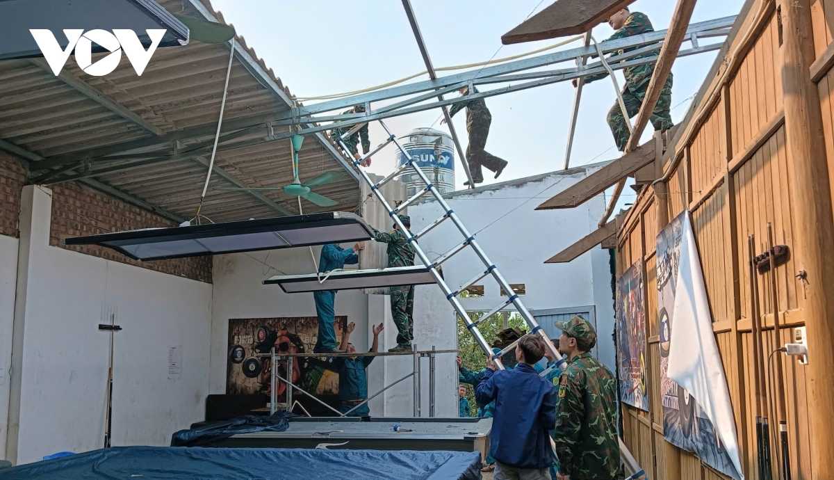 huy dong hang nghin can bo, chien sy, dan quan sua nha giup nhan dan sau dong loc hinh anh 4