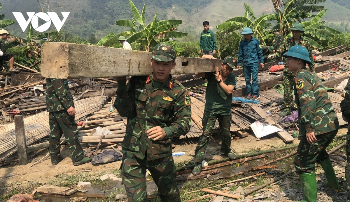 huy dong hang nghin can bo, chien sy, dan quan sua nha giup nhan dan sau dong loc hinh anh 7