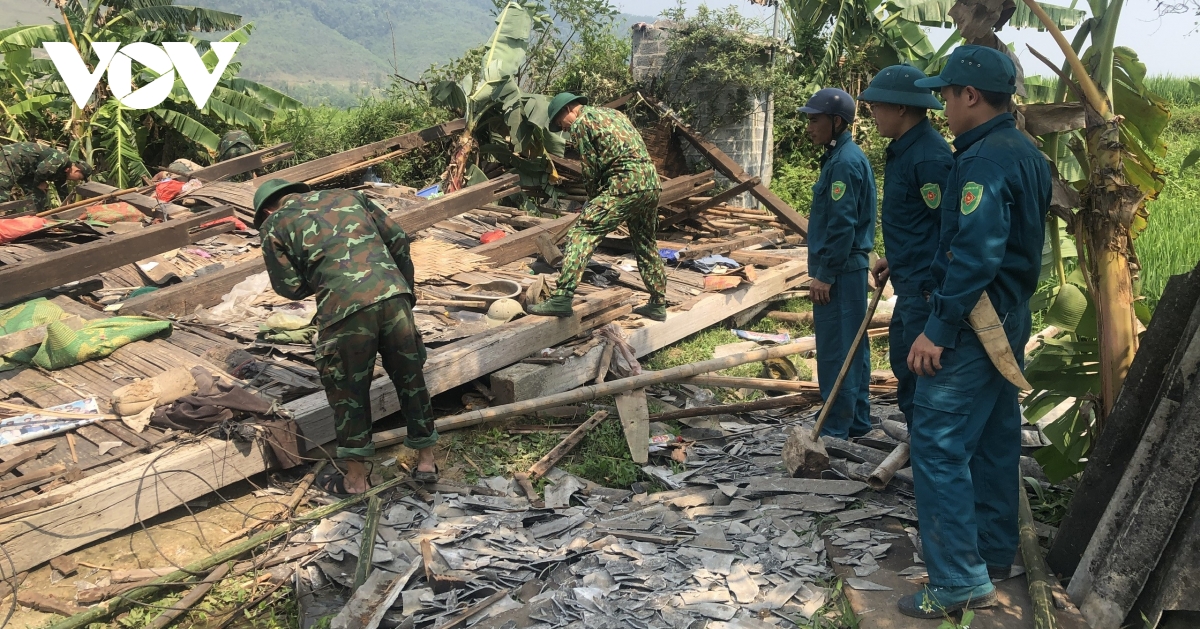 huy dong hang nghin can bo, chien sy, dan quan sua nha giup nhan dan sau dong loc hinh anh 8