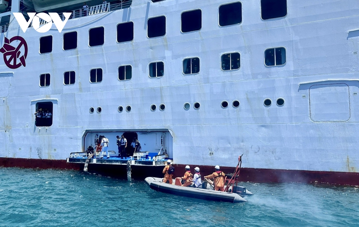 kip thoi cap cuu 2 hanh khach tau quoc te dang hai trinh di Dai loan hinh anh 1