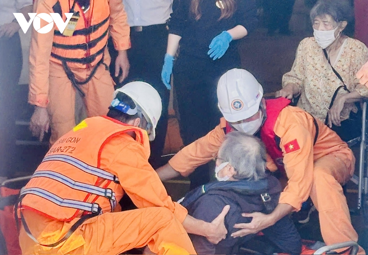 kip thoi cap cuu 2 hanh khach tau quoc te dang hai trinh di Dai loan hinh anh 3