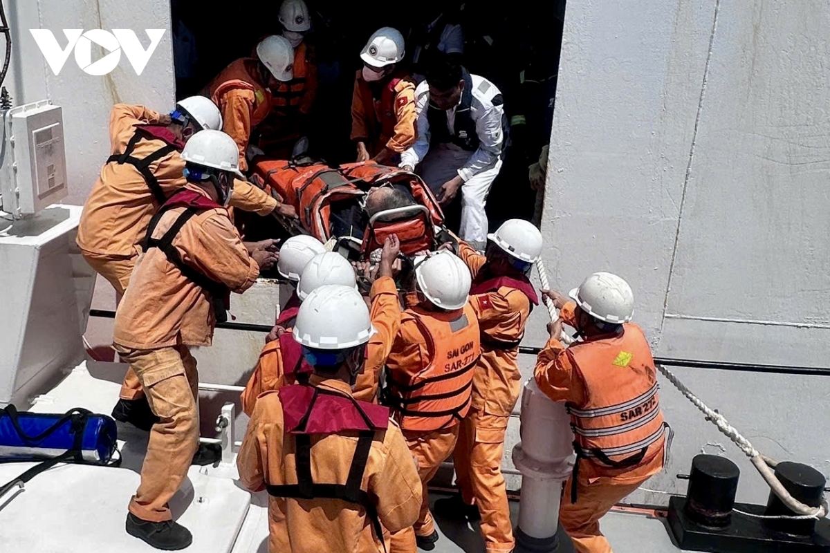 kip thoi cap cuu 2 hanh khach tau quoc te dang hai trinh di Dai loan hinh anh 2