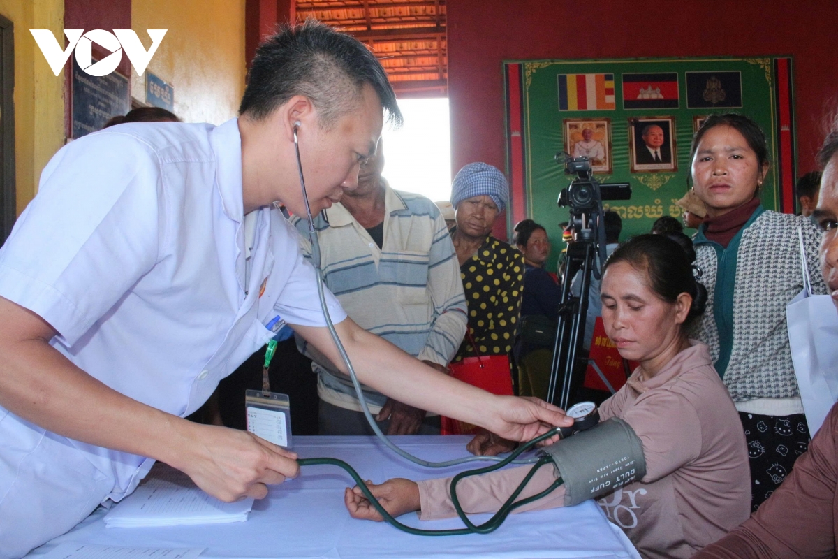 nghia tinh bo doi quan khu 5 tren dat campuchia hinh anh 1