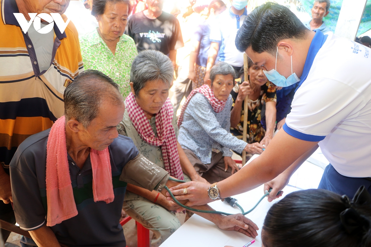 kham chua benh cho ba con viet kieu co hoan canh kho khan tai tinh prey veng hinh anh 2