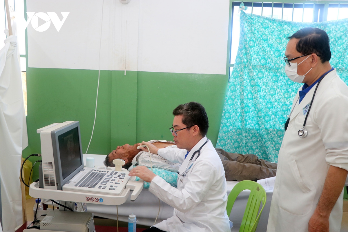 kham chua benh cho ba con viet kieu co hoan canh kho khan tai tinh prey veng hinh anh 1