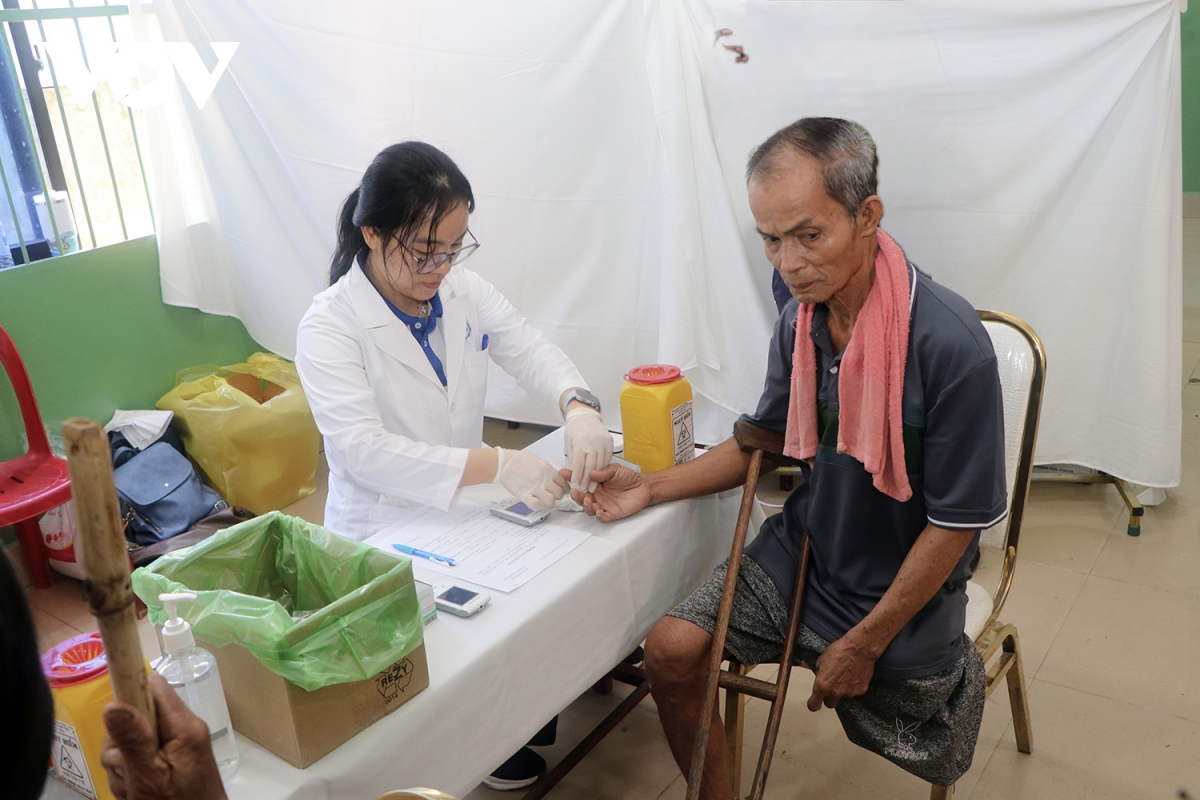 kham chua benh cho ba con viet kieu co hoan canh kho khan tai tinh prey veng hinh anh 3