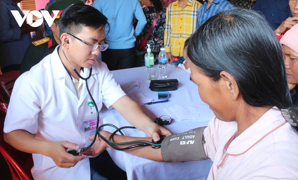 kham benh, tang qua nhan dan campuchia dip tet co truyen chol chnam thmey hinh anh 1