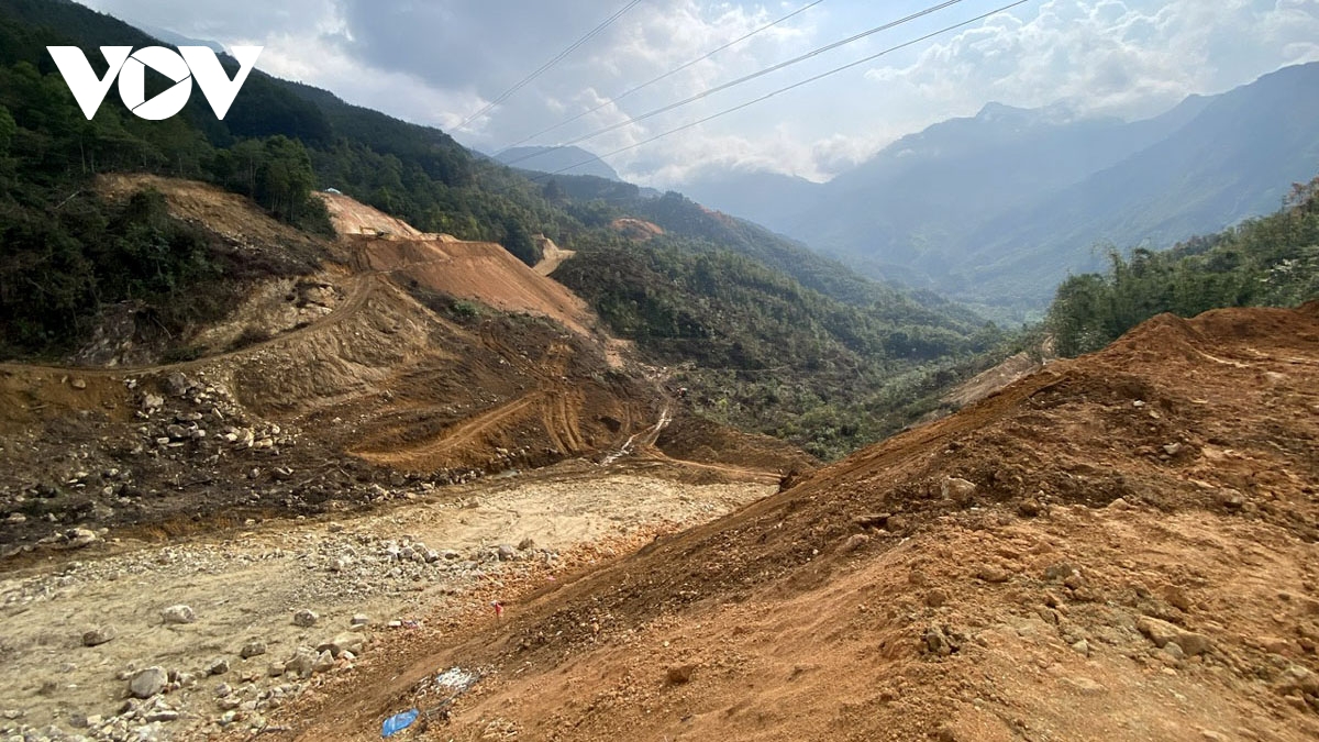 lai chau cong truong no luc duy tri tien do khi gia nhien lieu, vat lieu tang cao hinh anh 2