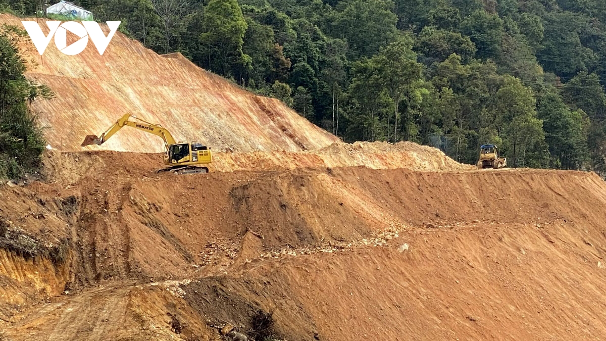 lai chau cong truong no luc duy tri tien do khi gia nhien lieu, vat lieu tang cao hinh anh 1