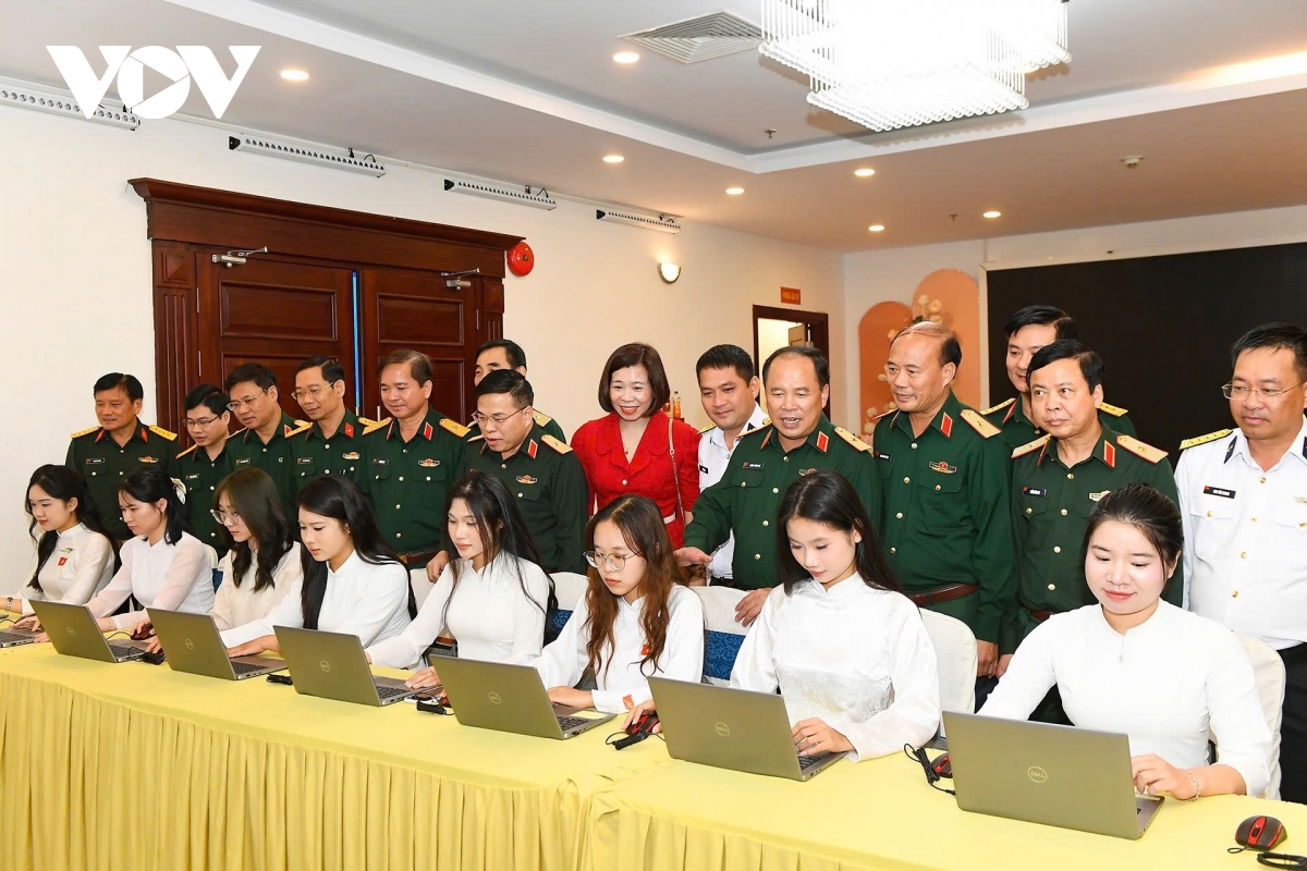 trao giai cuoc thi tim hieu kien thuc phap luat tren bao quan doi nhan dan hinh anh 5