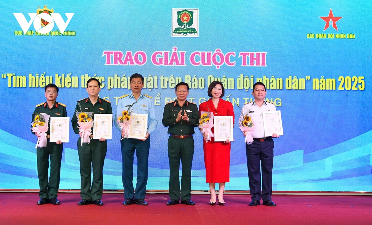 trao giai cuoc thi tim hieu kien thuc phap luat tren bao quan doi nhan dan hinh anh 3