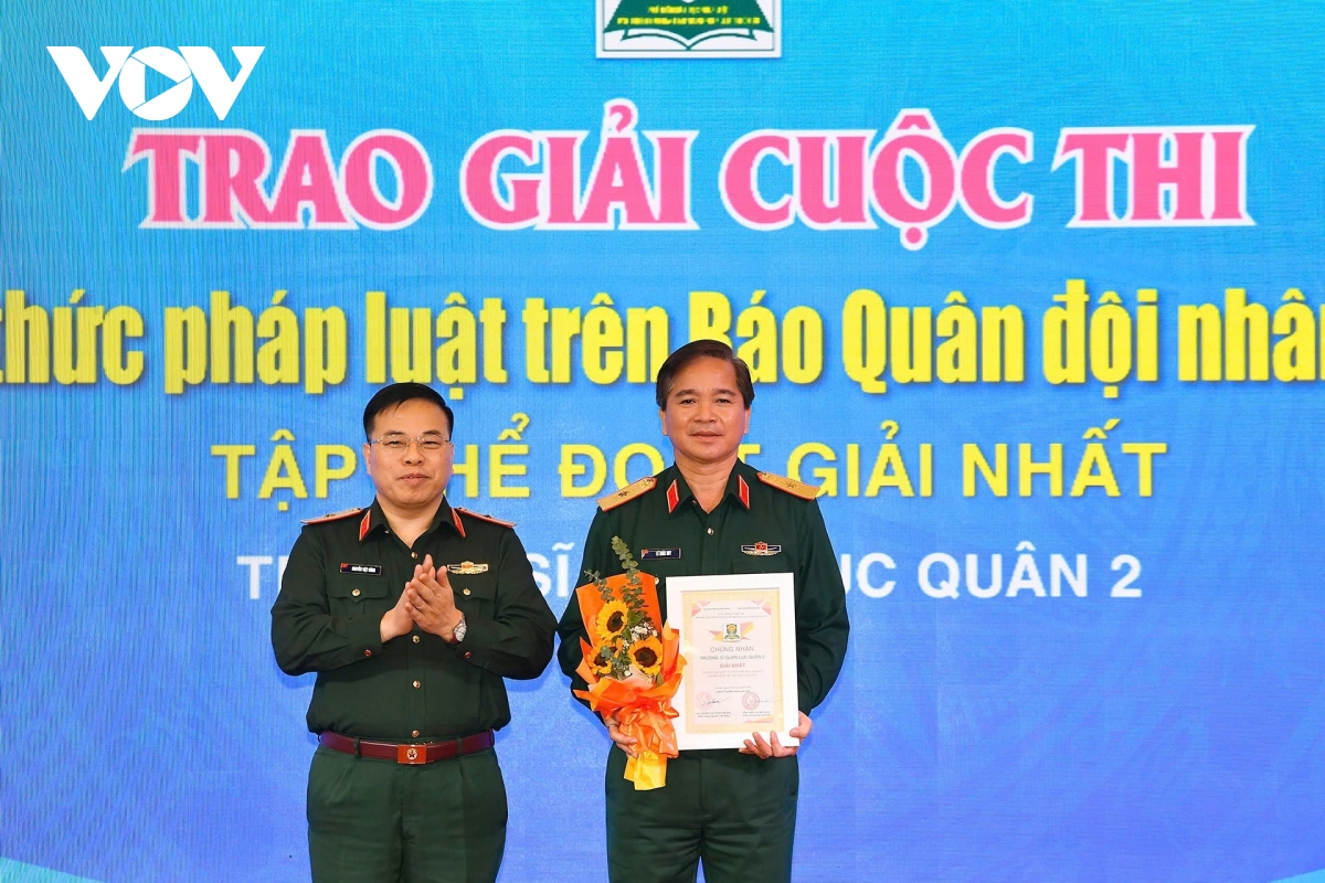 trao giai cuoc thi tim hieu kien thuc phap luat tren bao quan doi nhan dan hinh anh 2