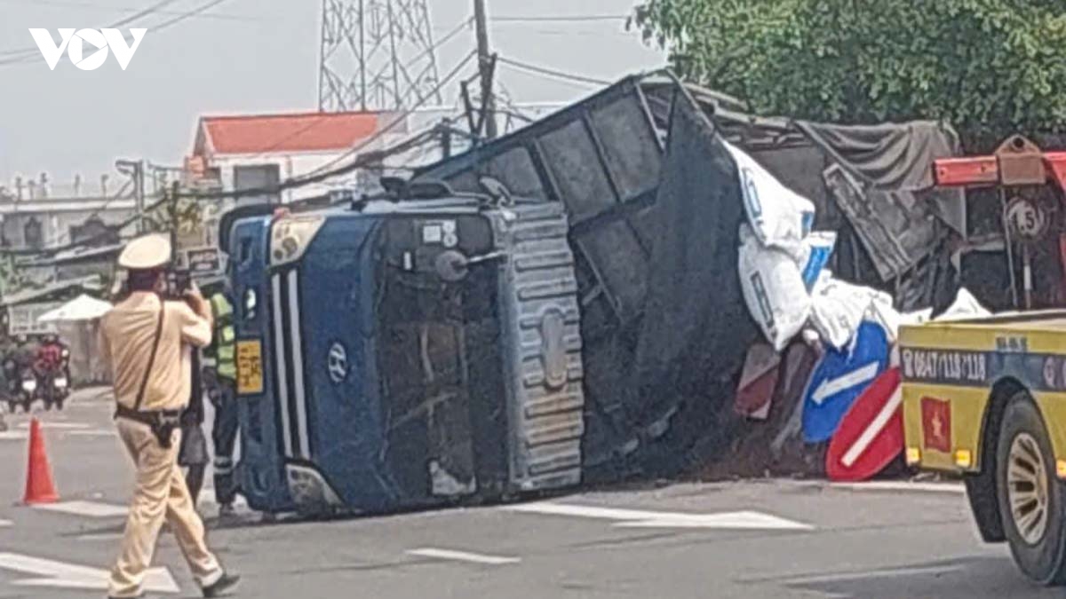 tranh xe dap dien, o to tai lat ngang tren duong quoc lo o Dong thap hinh anh 1