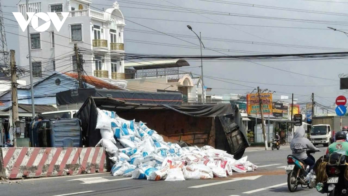 Tránh xe đạp điện, ô tô tải lật ngang trên đường quốc lộ ở Đồng Tháp