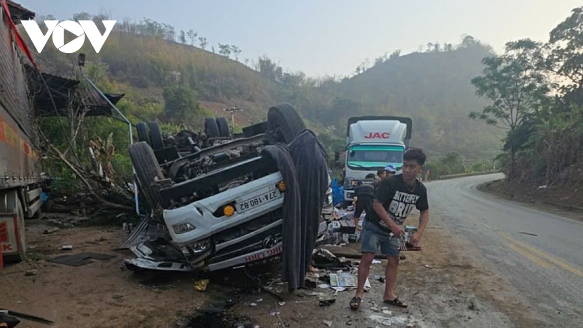 xe tai mat lai tren quoc lo 6 lam 3 nguoi bi thuong hinh anh 1