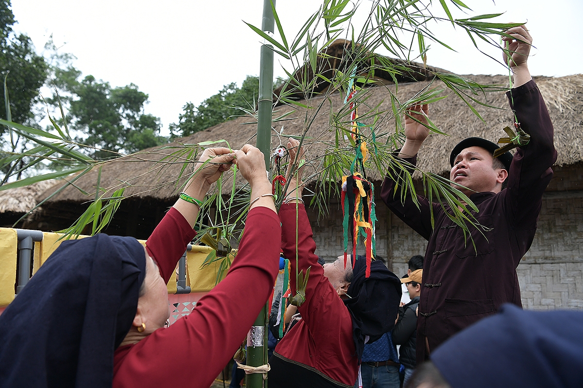 trai nghiem le hoi xuong Dong cua nguoi cao lan trong sac xuan giua long ha noi hinh anh 2